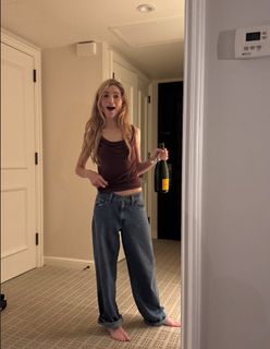 Natalia Dyer feet photo thumbnail