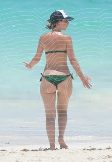 Natalia Téllez feet photo thumbnail