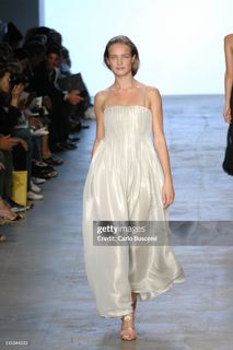 Natalia Vodianova feet photo thumbnail