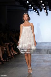 Natalia Vodianova feet photo thumbnail