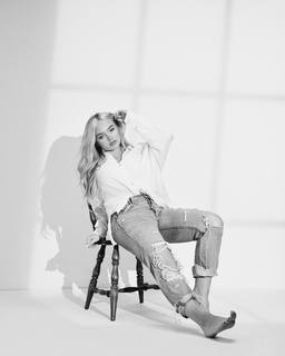 Natalie Alyn Lind feet photo thumbnail