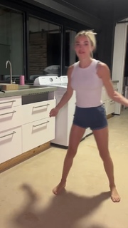 Natalie Decker feet photo 1