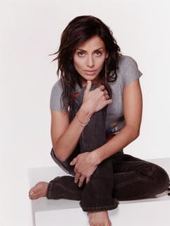 Natalie Imbruglia feet photo thumbnail
