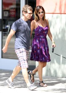 Natalie Imbruglia feet photo thumbnail