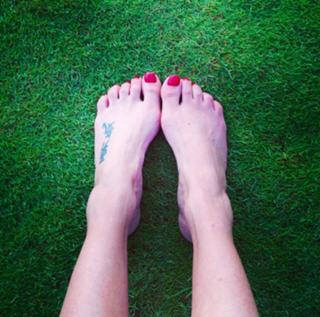 Natalie Imbruglia feet photo thumbnail