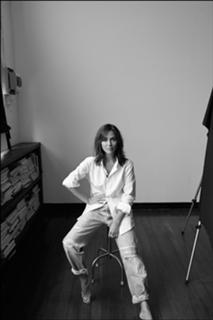 Natalie Imbruglia feet photo thumbnail