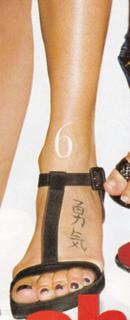 Natalie Imbruglia feet photo thumbnail