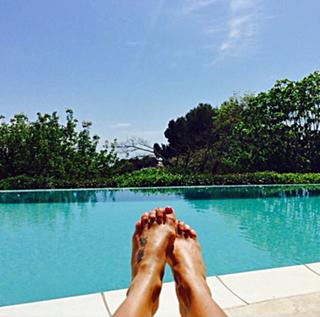 Natalie Imbruglia feet photo thumbnail