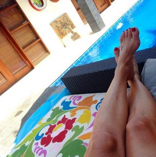 Natalie Imbruglia feet photo thumbnail