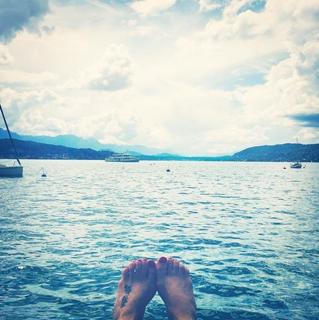 Natalie Imbruglia feet photo thumbnail