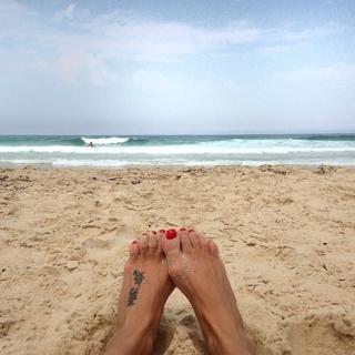 Natalie Imbruglia feet photo thumbnail
