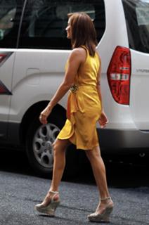 Natalie Imbruglia feet photo thumbnail