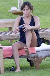 Natalie Imbruglia feet photo thumbnail