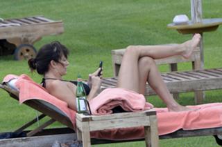 Natalie Imbruglia feet photo thumbnail
