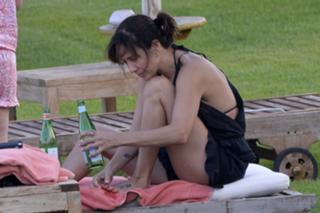 Natalie Imbruglia feet photo thumbnail