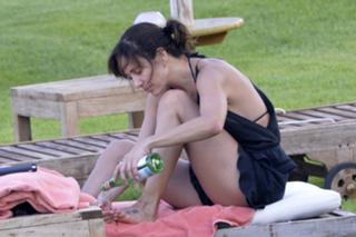 Natalie Imbruglia feet photo thumbnail