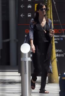 Natalie Imbruglia feet photo thumbnail
