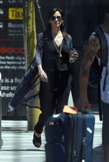 Natalie Imbruglia feet photo thumbnail