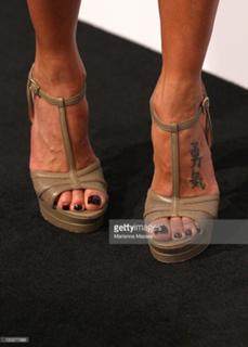 Natalie Imbruglia feet photo thumbnail