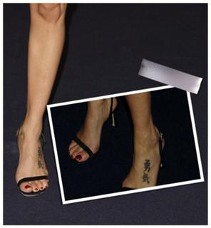 Natalie Imbruglia feet photo thumbnail