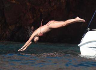 Natalie Imbruglia feet photo thumbnail