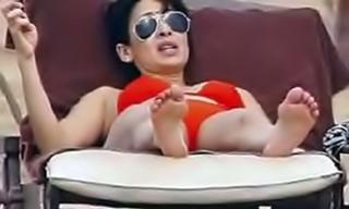 Natalie Imbruglia feet photo thumbnail