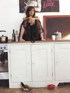 Natalie Imbruglia feet photo thumbnail