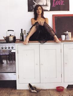 Natalie Imbruglia feet photo thumbnail