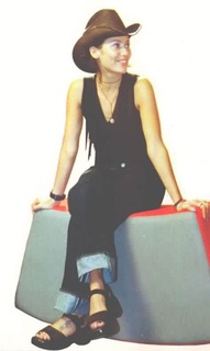 Natalie Imbruglia feet photo thumbnail