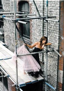 Natalie Imbruglia feet photo thumbnail