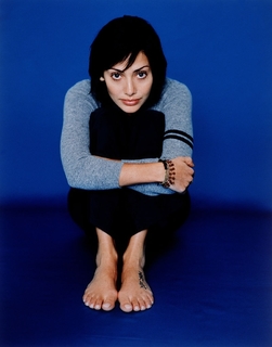 Natalie Imbruglia feet photo thumbnail