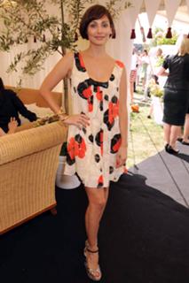 Natalie Imbruglia feet photo thumbnail