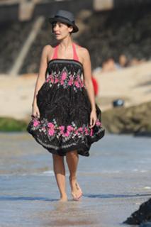 Natalie Imbruglia feet photo thumbnail