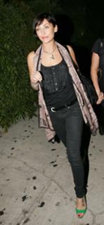 Natalie Imbruglia feet photo thumbnail