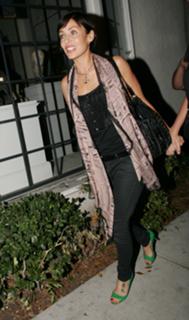 Natalie Imbruglia feet photo thumbnail