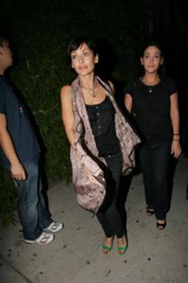 Natalie Imbruglia feet photo thumbnail