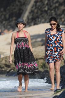 Natalie Imbruglia feet photo thumbnail