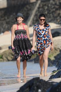 Natalie Imbruglia feet photo thumbnail