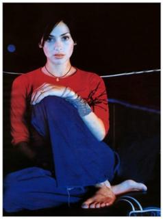 Natalie Imbruglia feet photo thumbnail