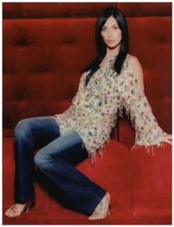 Natalie Imbruglia feet photo thumbnail