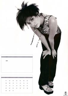 Natalie Imbruglia feet photo thumbnail
