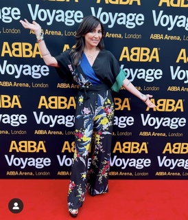 Natalie Imbruglia feet photo thumbnail