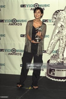Natalie Imbruglia feet photo thumbnail