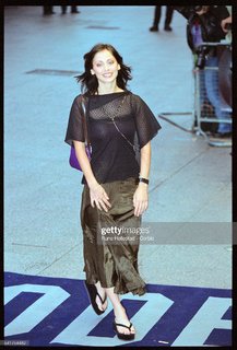 Natalie Imbruglia feet photo thumbnail