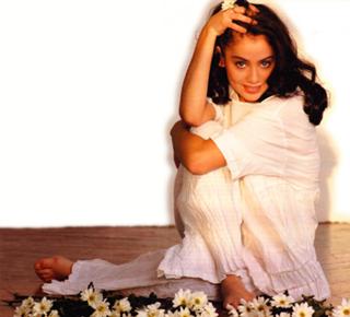 Natalie Imbruglia feet photo thumbnail