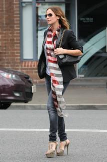 Natalie Imbruglia feet photo thumbnail