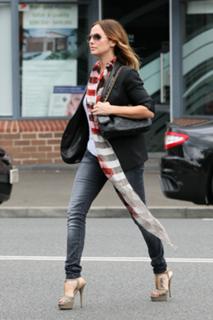 Natalie Imbruglia feet photo thumbnail