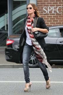 Natalie Imbruglia feet photo thumbnail