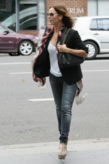 Natalie Imbruglia feet photo thumbnail