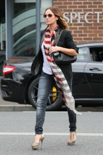 Natalie Imbruglia feet photo thumbnail